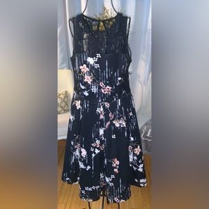 White House Black Market Sleeveless Floral With Lace Dress Sz 2 Worn Once
